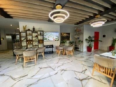 Peaky Hotel, Durres