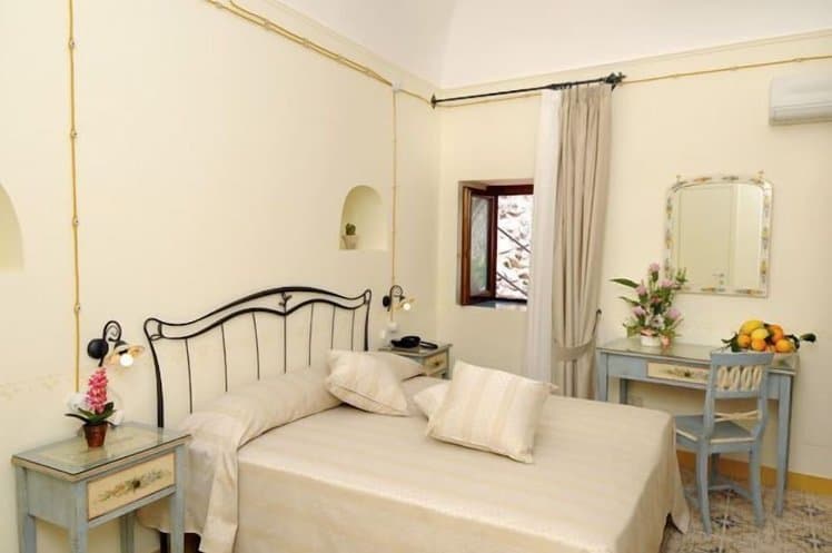 Locanda degli Dei, Naples