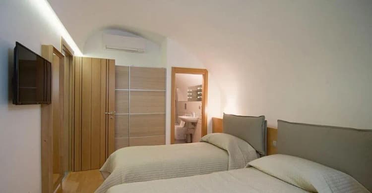 Room, La Strada Parlata, Naples