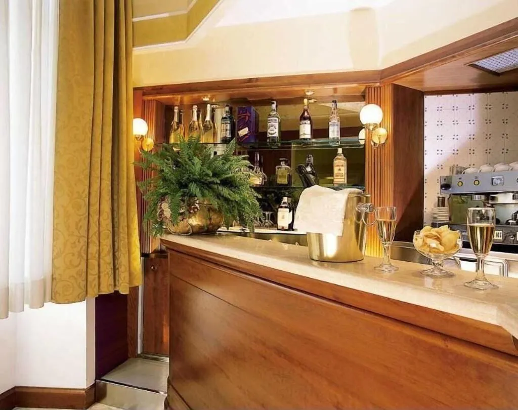 Bar, Miami, Rome