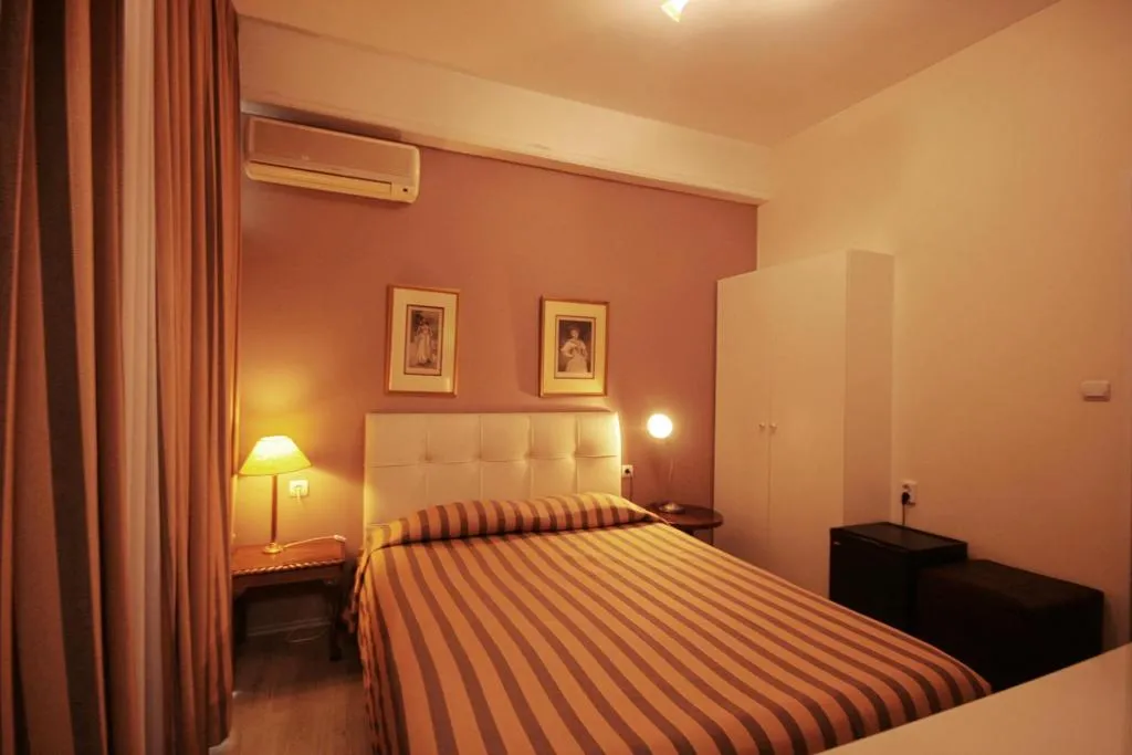 DOUBLE SINGLE USE STANDARD Room, Adams, Athens