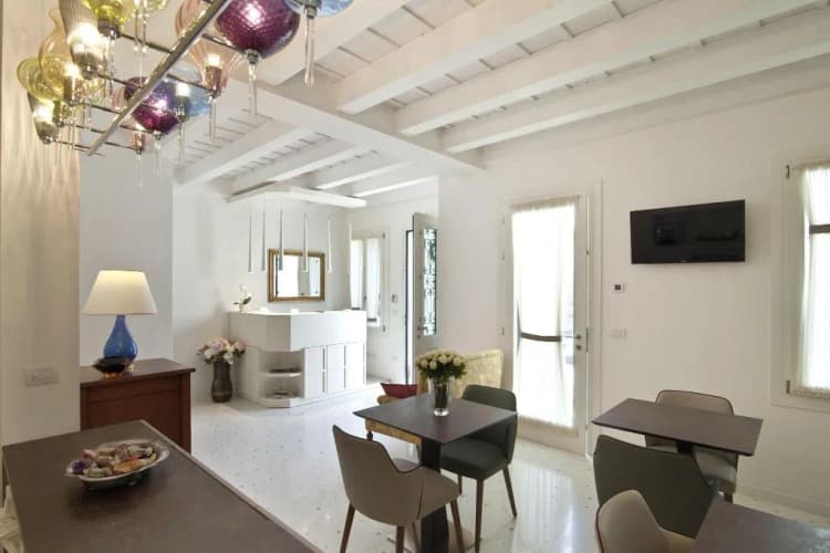 General view, Chiara Lodge, Venice