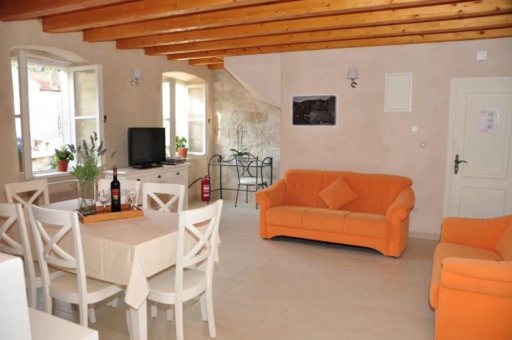 APARTMENT CAPACITY 6 TWO BEDROOMS Room, Villa Mama, Split