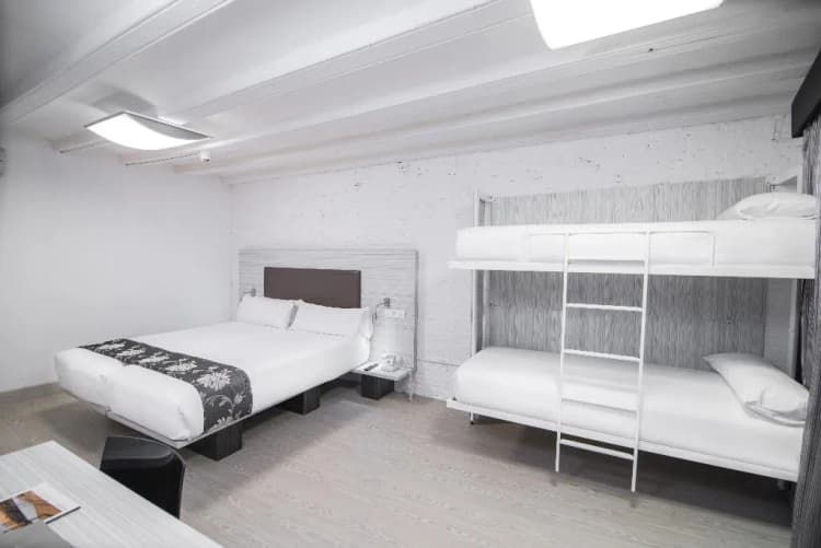 APARTMENT CAPACITY 4 Room, Petit Palace Boquería Garden, Barcelona