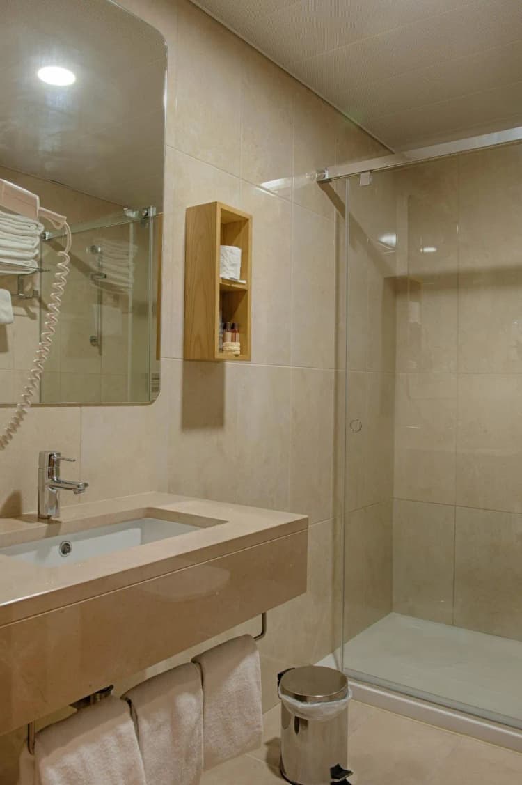 DOUBLE CLASSIC QUEEN BED Room, Oslo Coimbra, Porto