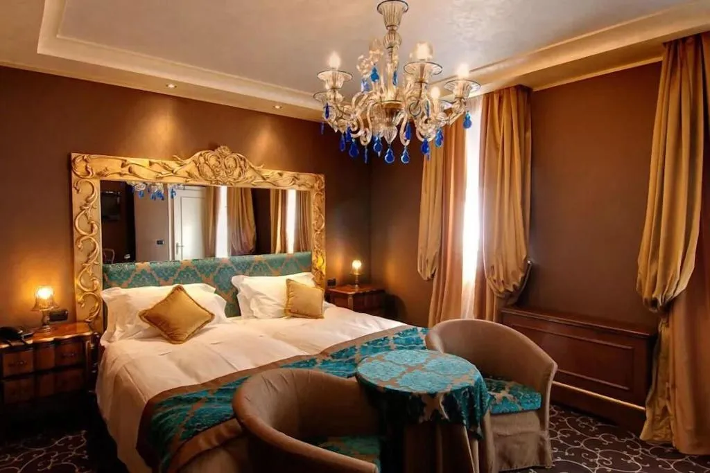 DOUBLE SUPERIOR Room, Pesaro Palace, Venice