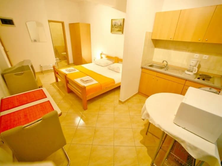APARTMENT CAPACITY 2 Room, Studios Ruza, Split