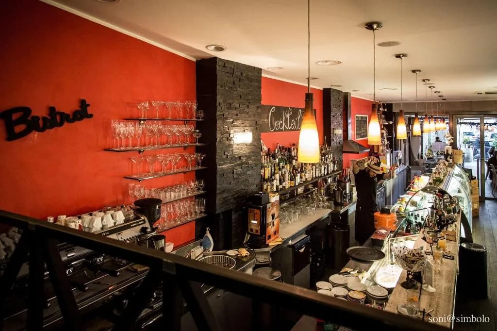 Bar, Gate 40, Naples