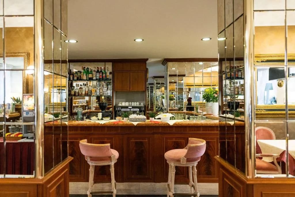 Bar, Alga, Milan