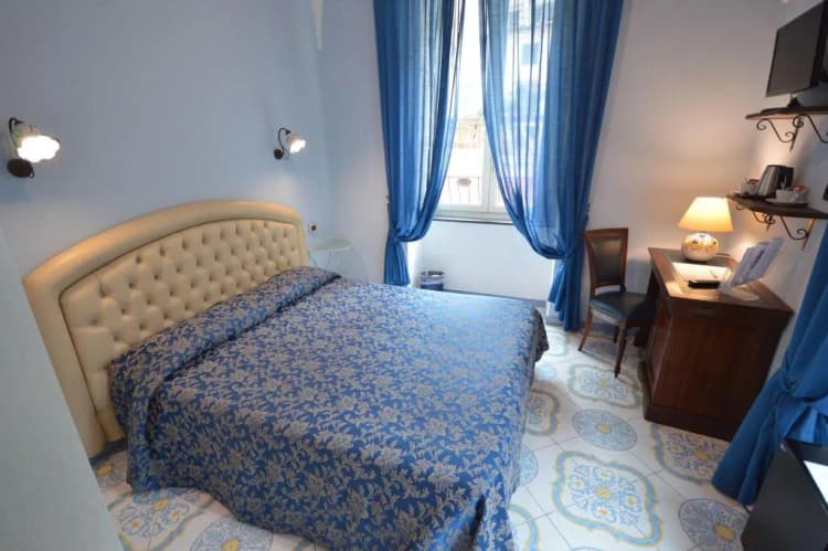DOUBLE QUEEN SIZE BED Room, B&B Palazzo Pisani, Naples