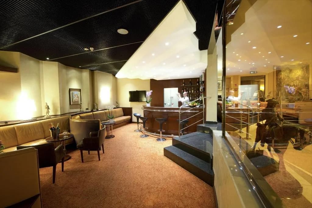 Bar, D'Este, Milan