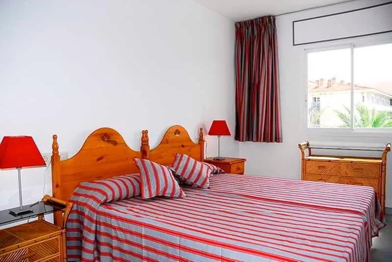 APARTMENT CAPACITY 6 THREE BEDROOM Room, Blaumar 2D, Costa Brava