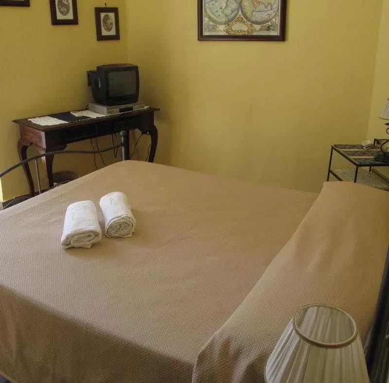 Room, I Visconti, Naples