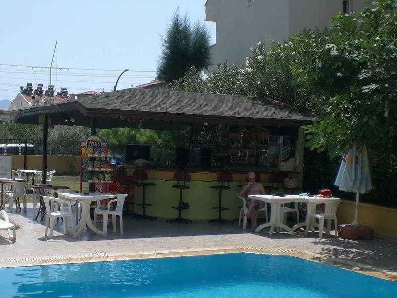 Bar, Sisters Apart, Dalaman