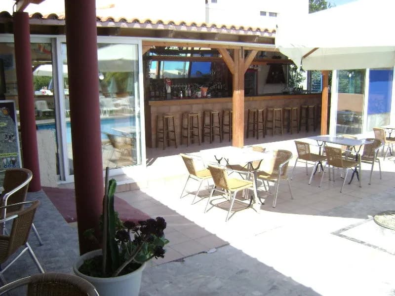 Bar, Australia, Crete