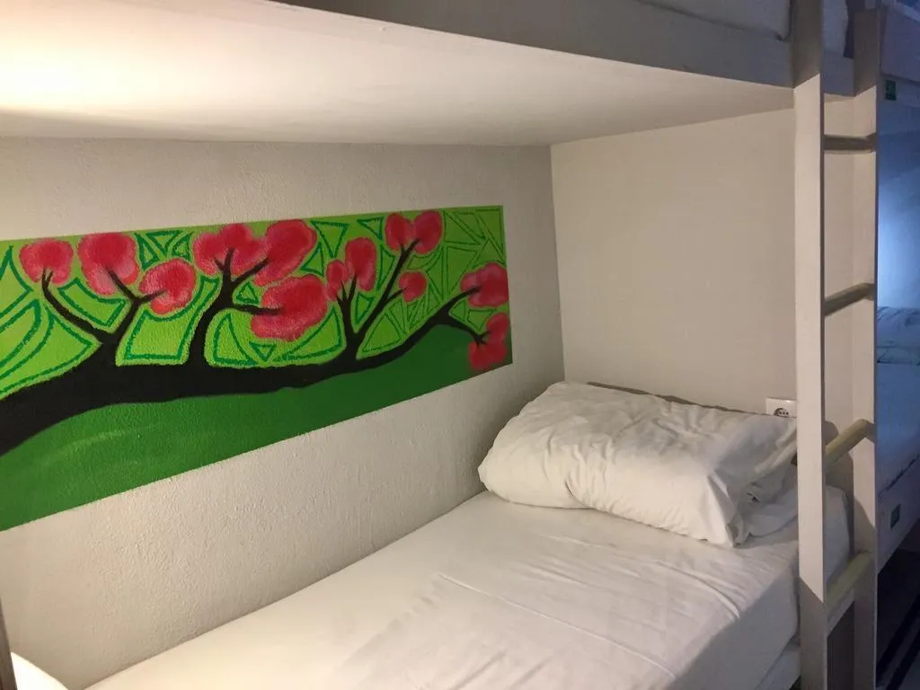 Bed in dormitory CAPACITY 4 Room, Golden Tram 242 Lisbonne Hostel, Lisbon