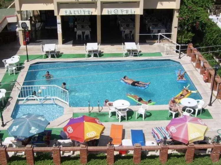 Pool, Salute, Dalaman