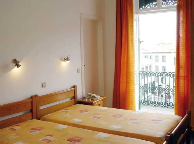 Room, Residencial Americana, Madeira