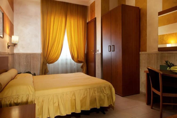 DOUBLE STANDARD Room, Pyramid, Rome