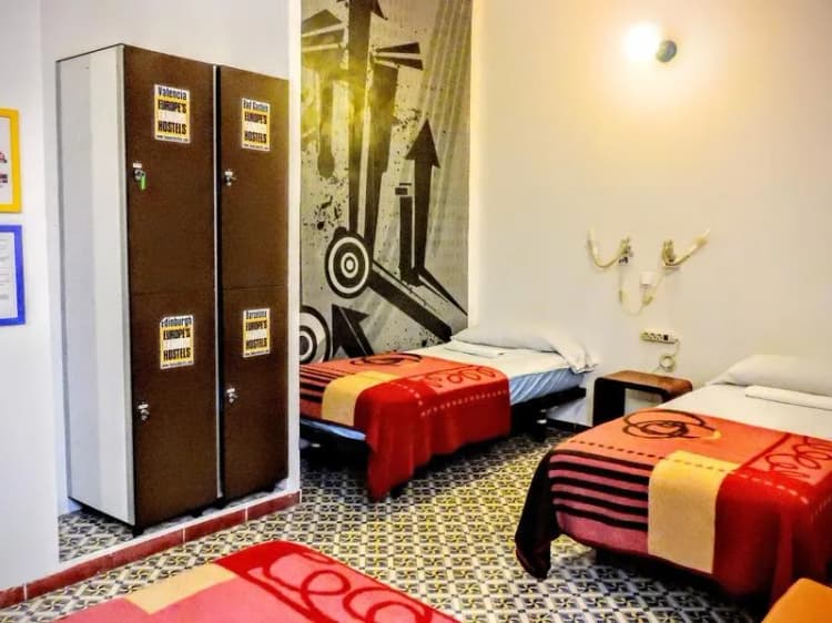 Bed in dormitory WITH SHARED BATHROOM Room, Home Youth Hostel, Valencia