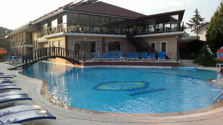 Pool, Destan, Dalaman