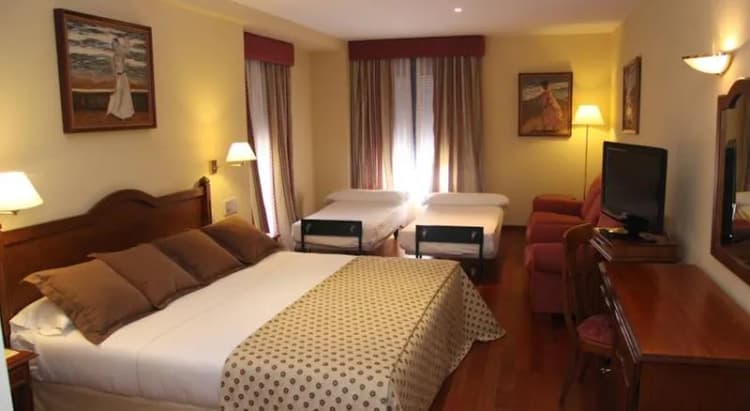 FAMILY ROOM STANDARD Room, MC Plaza de Santiago, Madrid