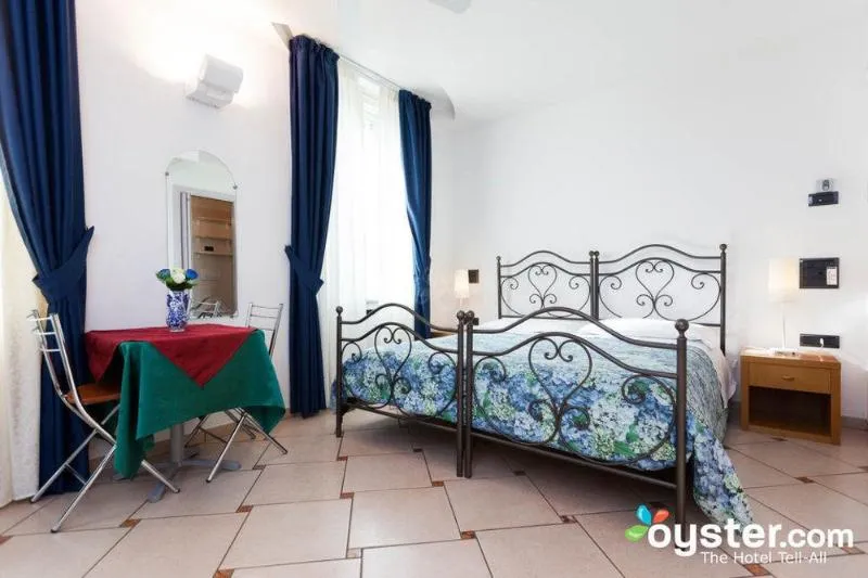 APARTMENT CAPACITY 5 TWO BEDROOMS Room, In Riva Al Lago, Milan