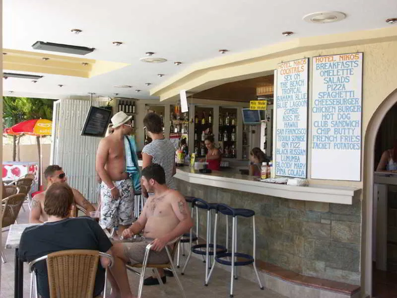 Bar, Nikos, Crete