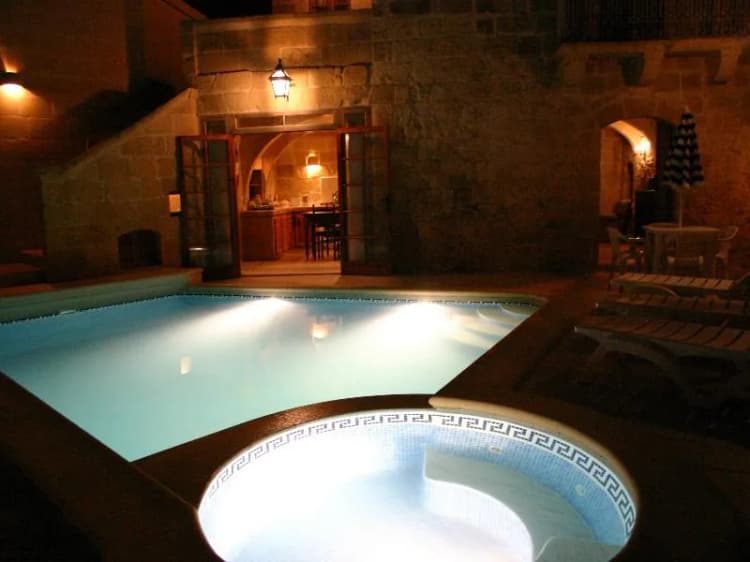 Pool, Dar Guzeppa Farmhouse, Malta