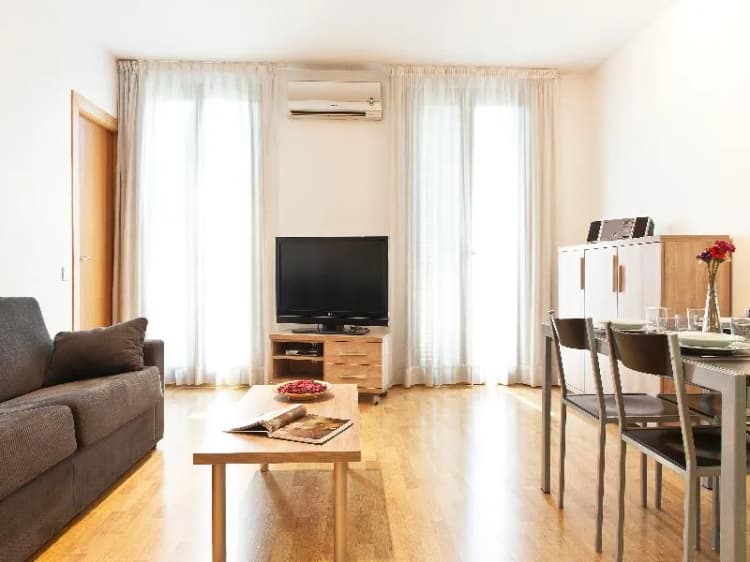 APARTMENT CAPACITY 2 TWO BEDROOMS Room, MH Apartments S. Familia, Barcelona