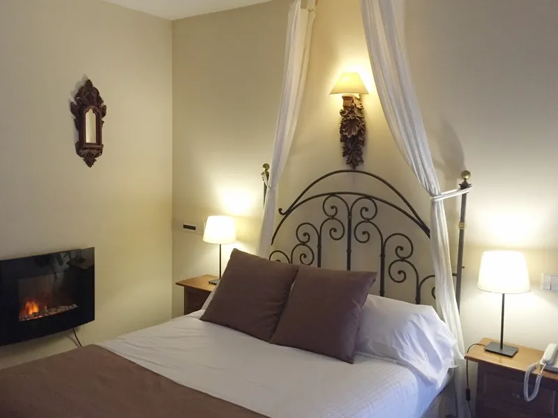 DOUBLE STANDARD Room, Arco San Vicente, Madrid