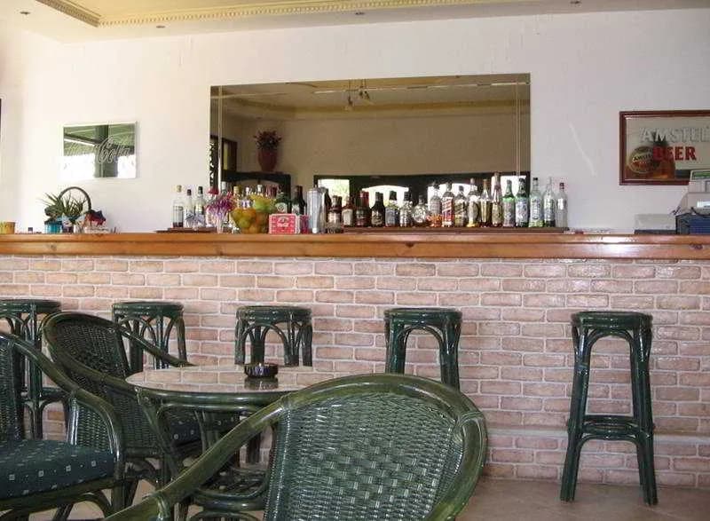 Bar, Aspri Petra, Crete