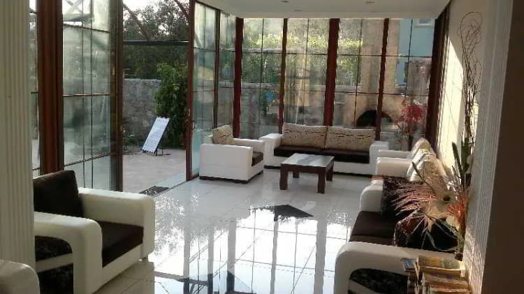 Lobby, Destan, Dalaman