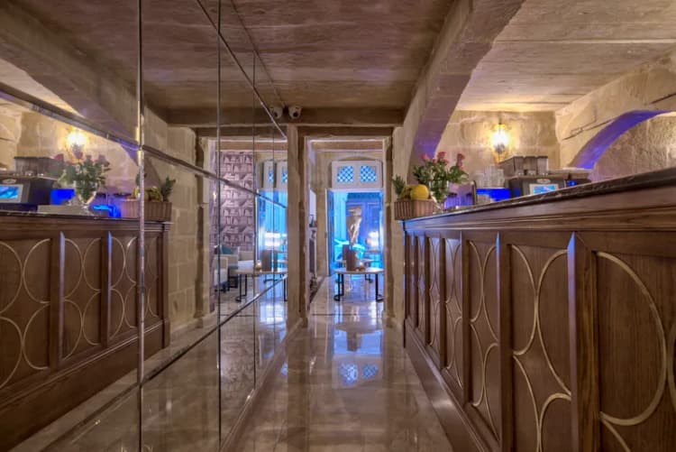 Bar, Palazzo Consiglia, Malta