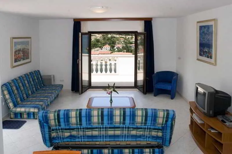 APARTMENT CAPACITY 8 Room, Villa Pucisca, Split
