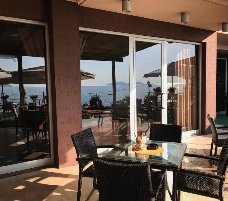 Bar, Ambasador, Kavaje