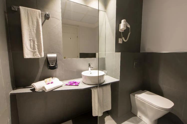 DOUBLE QUEEN SIZE BED Room, Porcel Aida, Madrid