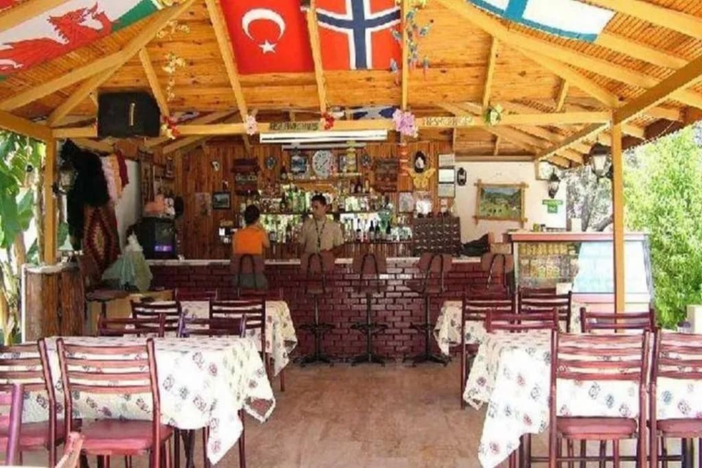 Bar, Ince Aparts, Dalaman