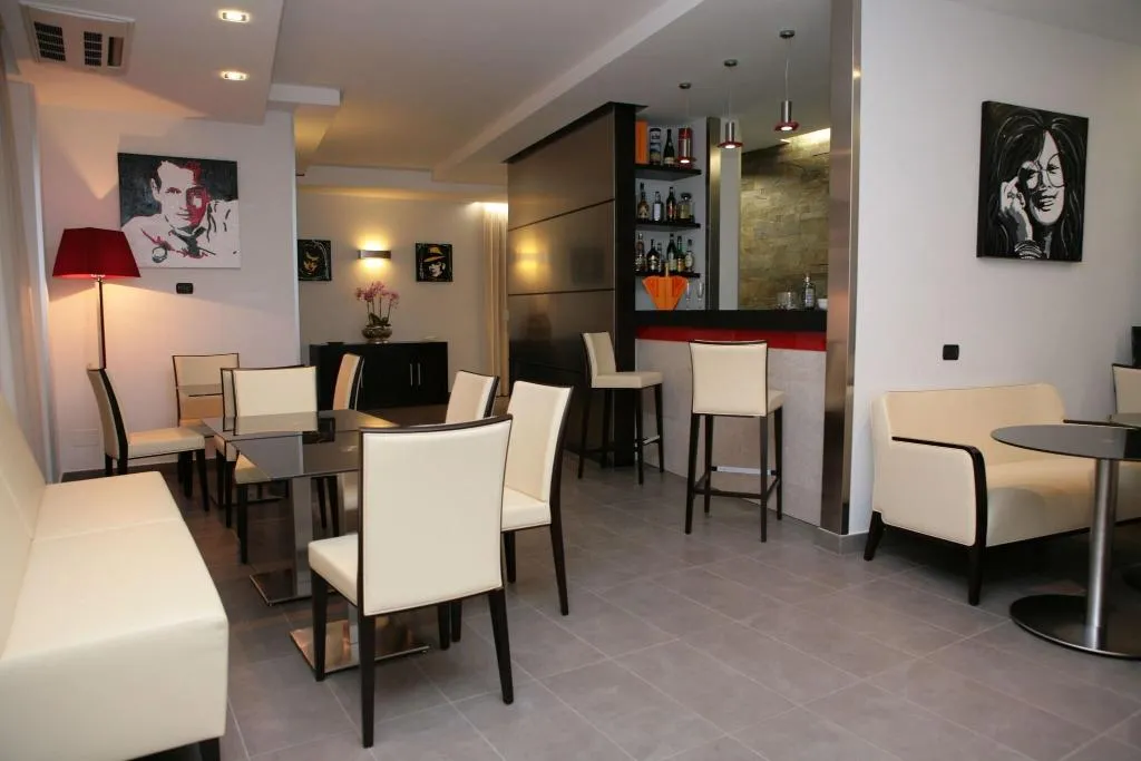 Bar, Visagi, Naples
