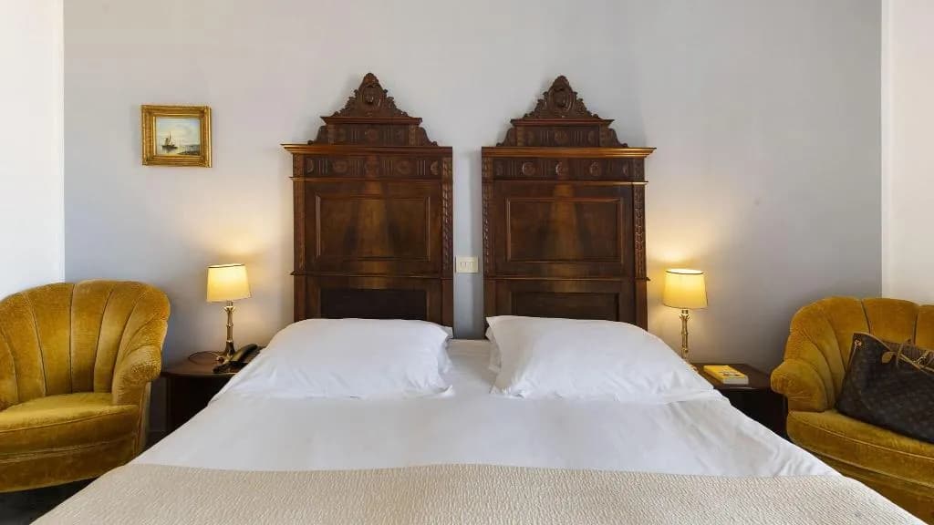 DOUBLE CLASSIC QUEEN BED Room, Hotel Cristina, Naples
