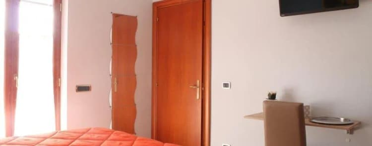 Room, Vesuvio Smiling, Naples