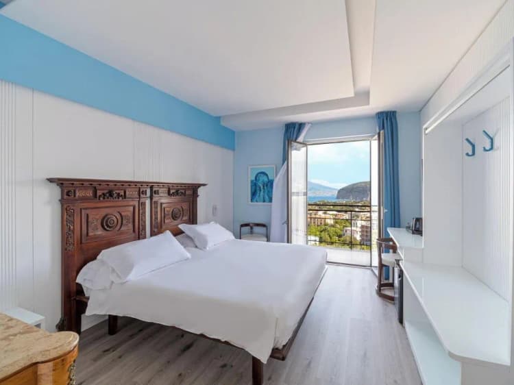 DOUBLE CLASSIC QUEEN BED Room, Hotel Cristina, Naples