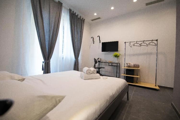 DOUBLE BASIC Room, Quattro Briganti, Naples