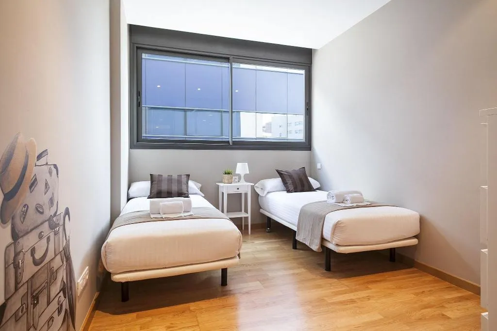 APARTMENT THREE BEDROOMS Room, Laumon, Barcelona