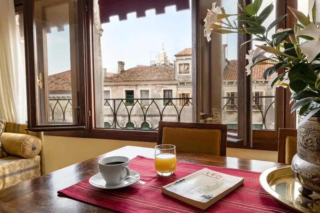 APARTMENT CANAL VIEW Room, Palazzo Schiavoni Residenza d'Epoca, Venice