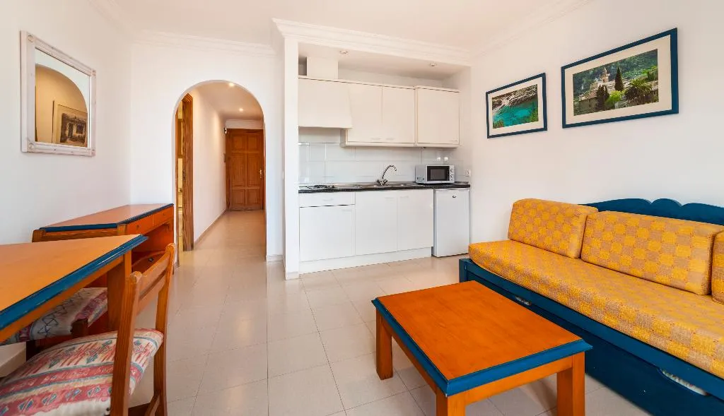APARTMENT CAPACITY 4 ONE BEDROOM Room, Charlys, Majorca