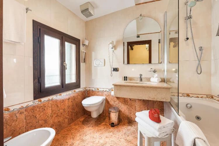 DOUBLE DELUXE CANAL VIEW Room, Ca Alvise, Venice