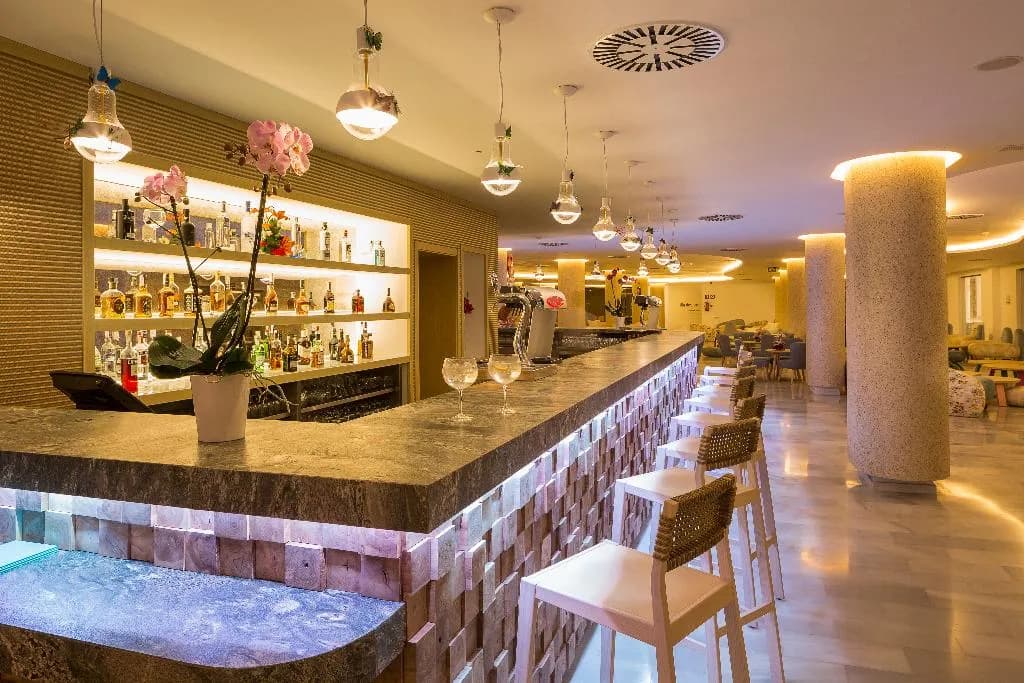 Bar, Grand Palladium White Island Resort & Spa, Ibiza