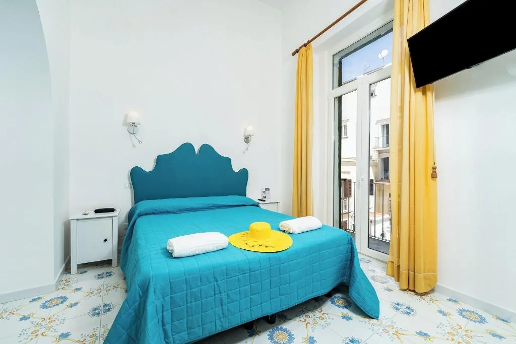 APARTMENT TWO QUEEN BEDS Room, Fontana, Naples