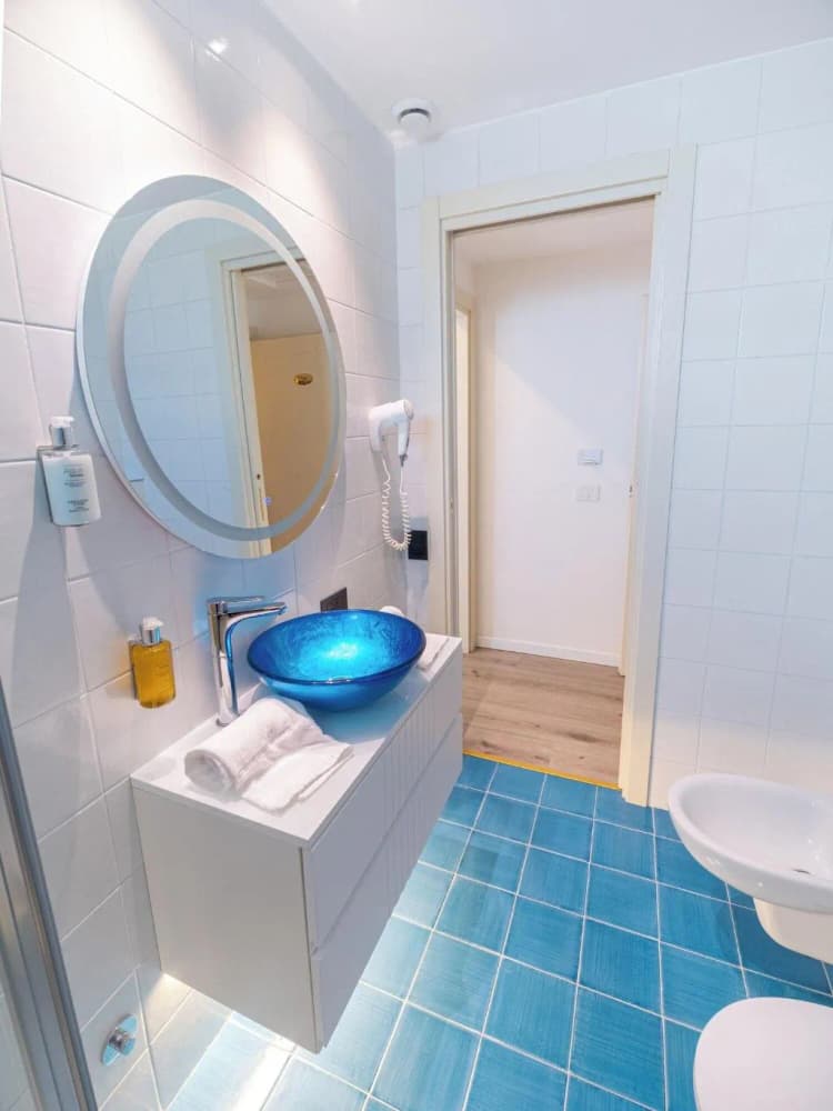 DOUBLE CLASSIC QUEEN BED Room, Hotel Cristina, Naples